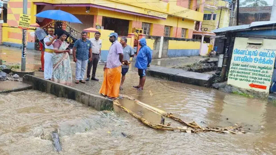 சாலையில் மழை நீர்