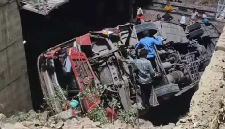 தண்டவாளத்தில் பேருந்து