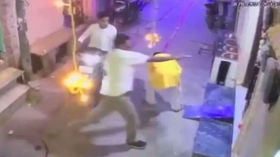 அதிர்ச்சி... மகன் கண் எதிரே தந்தை சுட்டுக் கொலை... 2 பேர் பலி; டெல்லியில் பரபரப்பு!