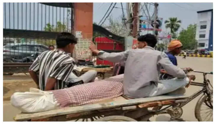 &nbsp;நெஞ்சை உறைய வைக்கும் சம்பவம்... &nbsp;சடலத்தை எடுத்து போக கூட ஆம்புலன்ஸ் வரல... தள்ளுவண்டியில் எடுத்து சென்ற அவலம்!