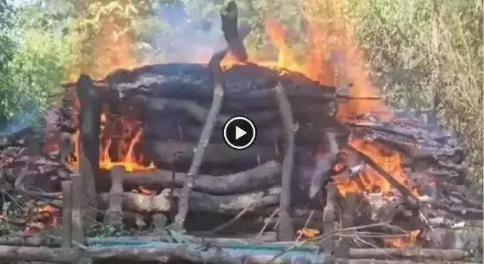 ஒரே சிதையில் மாவோயிஸ்ட் தலைவர் மத்வி ஹிட்மா 