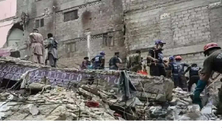 சிலிண்டர் வெடித்து கராட்சி குடியிருப்பு