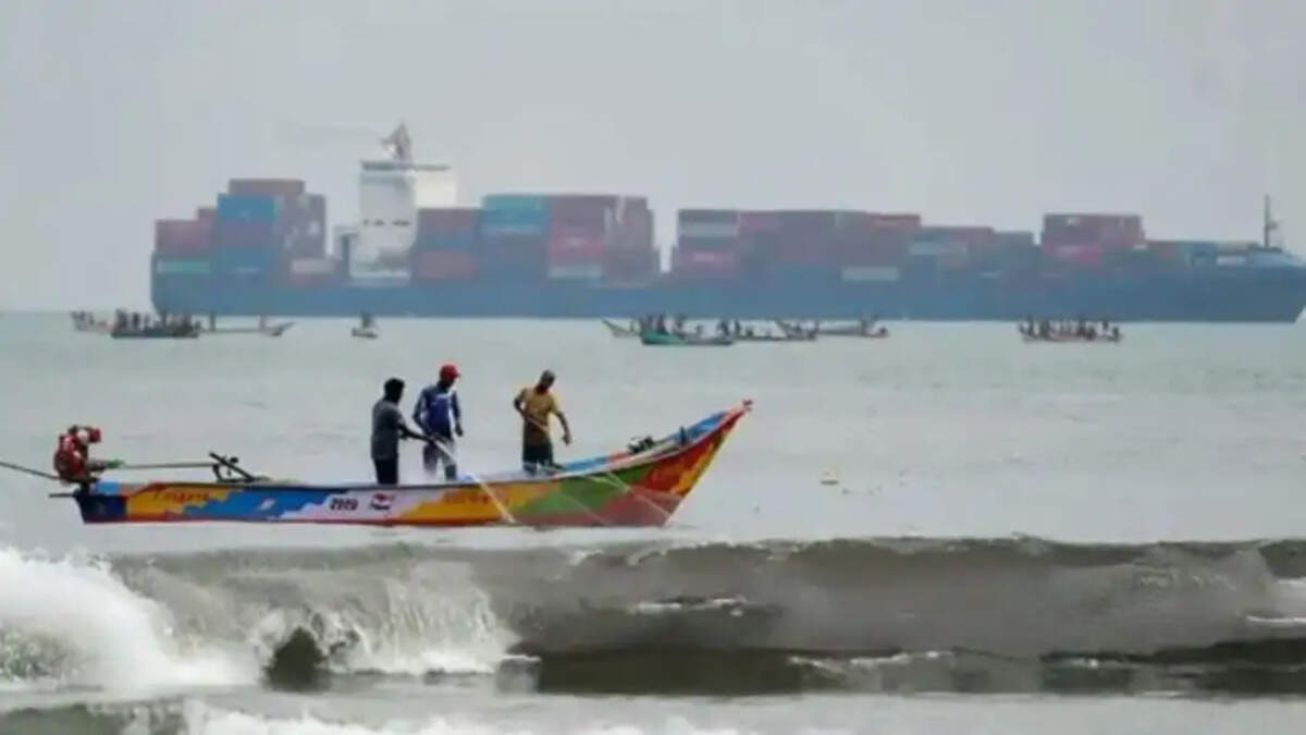 படகு விபத்து நடுக்கடல்