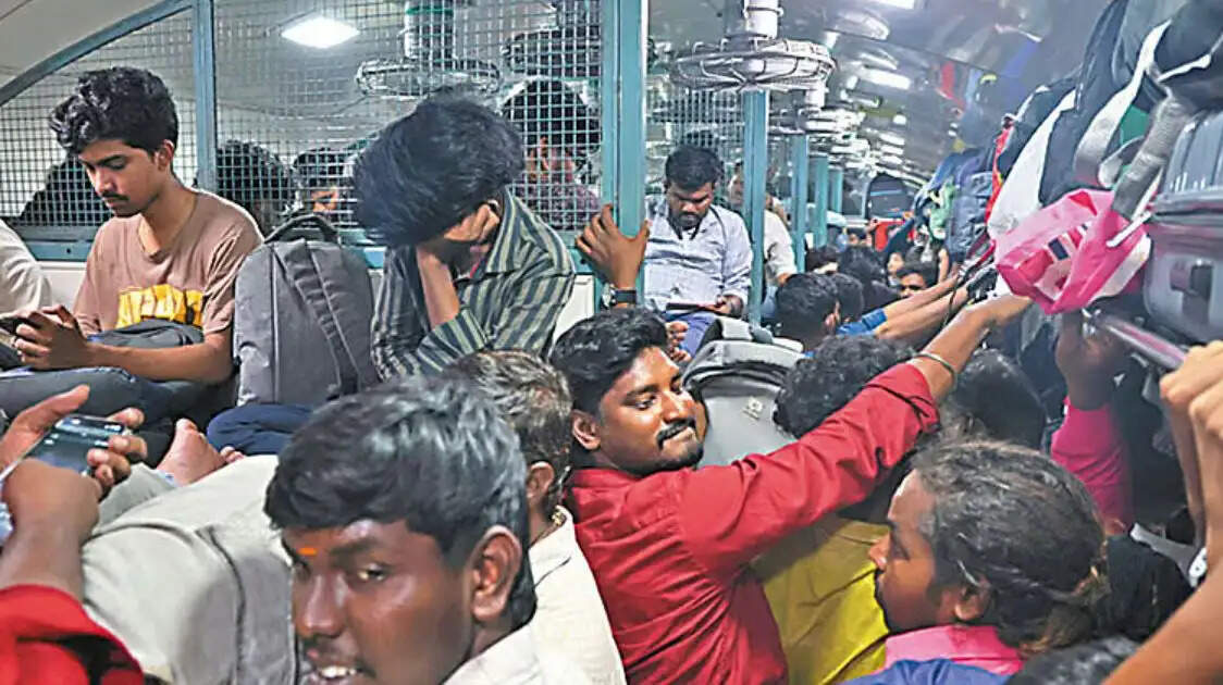 ரயில் கூட்ட நெரிசல் சொந்த ஊர்களுக்கு விடுமுறை தொடர் லீவு