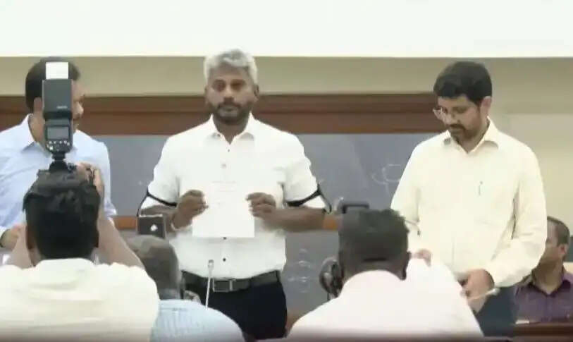 நிதியமைச்சர் மரிய விலசன்