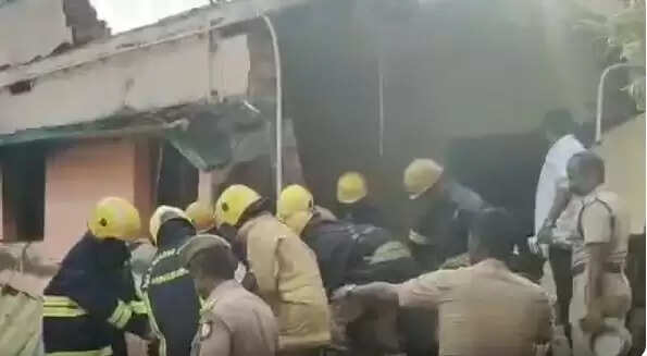 நாட்டு வெடி வெடித்து