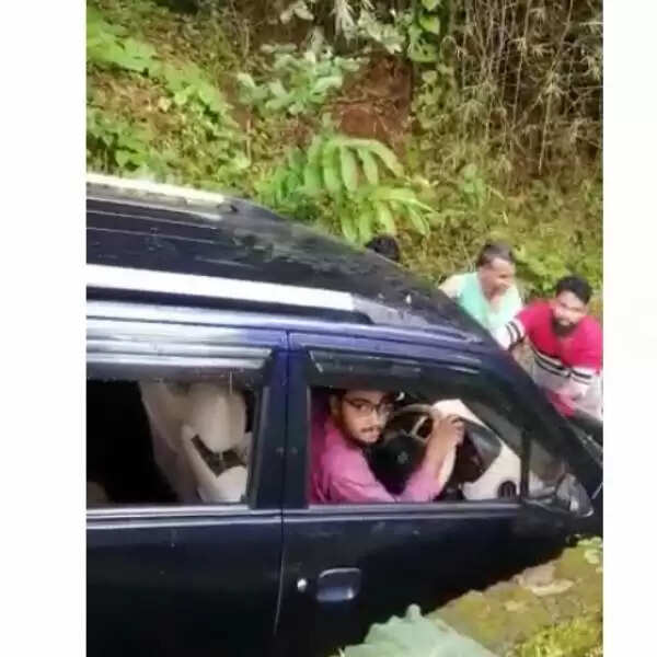 வயலில் கார்