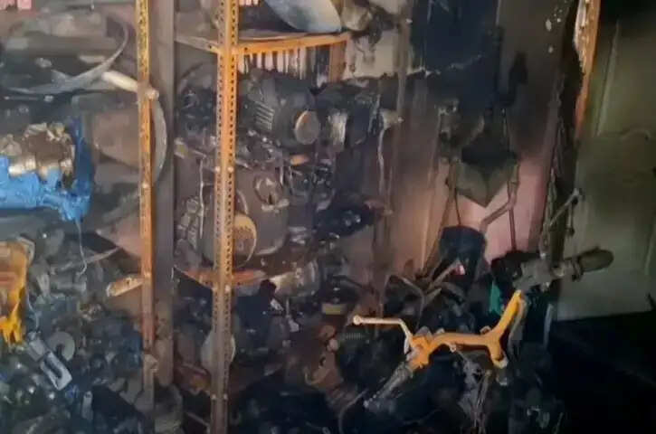 எலக்ட்ரிக் பைக் தீப்பிடித்து 9 மாத குழந்தை உட்பட 3 பேர் படுகாயம்!