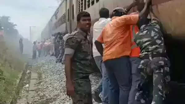 ரயிலை தள்ளிய ஊழியர்கள்