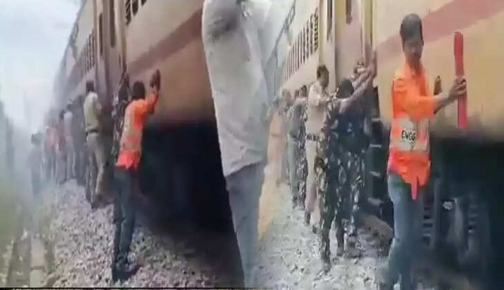 ரயிலை தள்ளிய ஊழியர்கள்