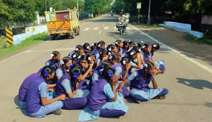 மாணவிகள் சாலை மறியல்