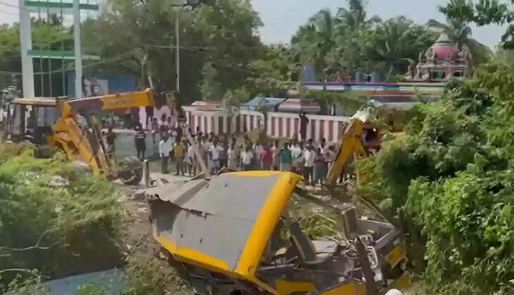 பள்ளி வேன் ரயிலில் மோதி 3 மாணவர்கள் பலி... கேட் கீப்பர், ஓட்டுநர் உட்பட 13 பேருக்கு சம்மன்.!