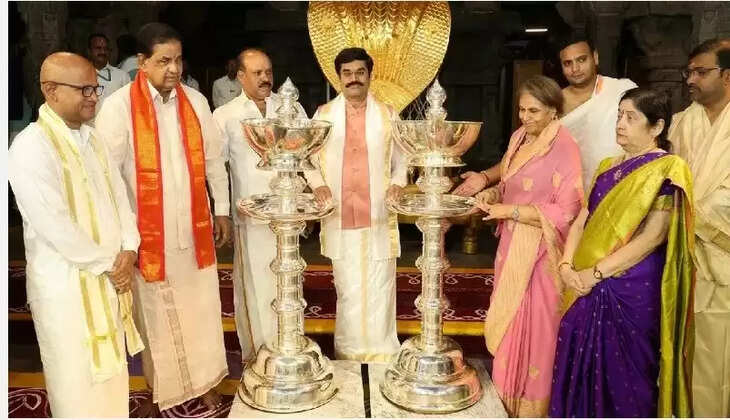 திருப்பதி ஏழுமலையானுக்கு 100 கிலோ எடையில் வெள்ளி குத்துவிளக்கு...  மைசூரு அரச குடும்பத்தினர் காணிக்கை!