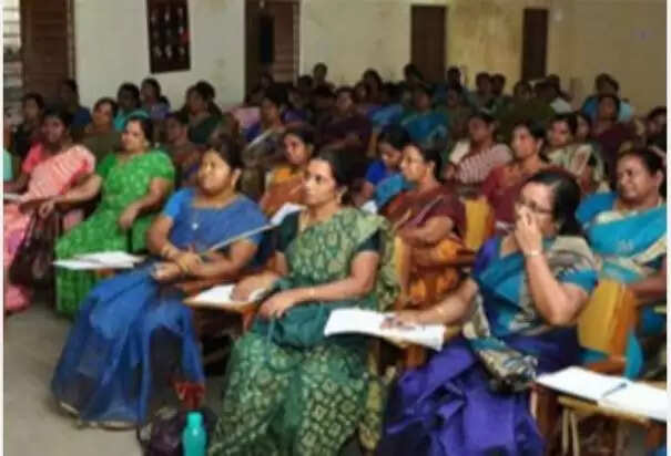 ஆசிரியர்கள் கூட்டம் பெண்கள்