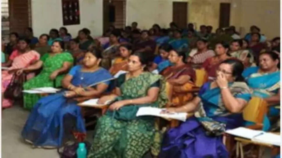 ஆசிரியர்கள் கூட்டம் பெண்கள்