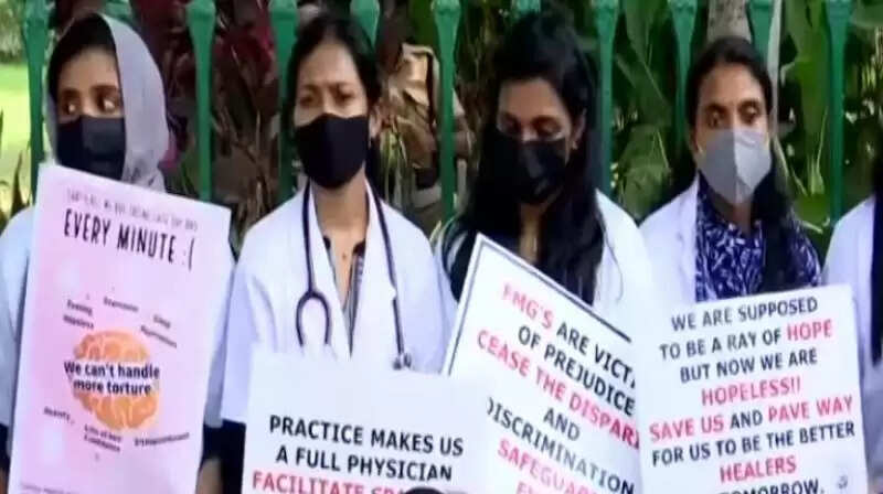 மருத்துவ மாணவர்கள் ஆர்ப்பாட்டம் நீட்