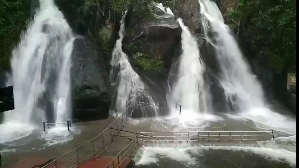 குற்றாலம் அருவிகளில் குளிக்க தொடர்ந்து 6வது நாளாக தடை: சுற்றுலா பயணிகள் ஏமாற்றம்!