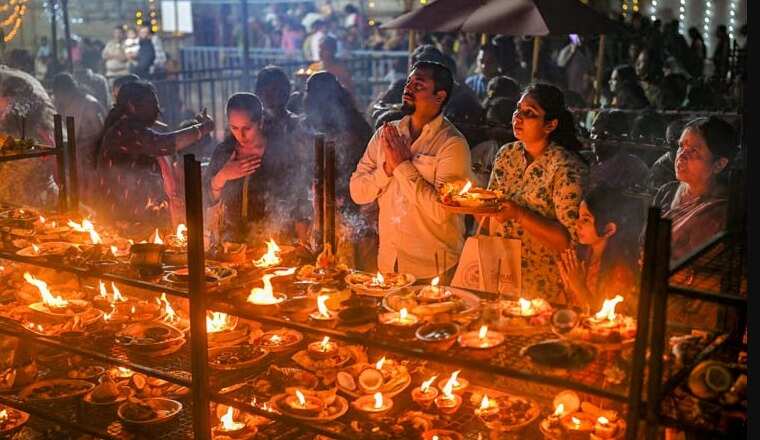 ஆங்கில புத்தாண்டு... கோவில்களில் சாமி தரிசனத்திற்கு குவிந்த மக்கள்!