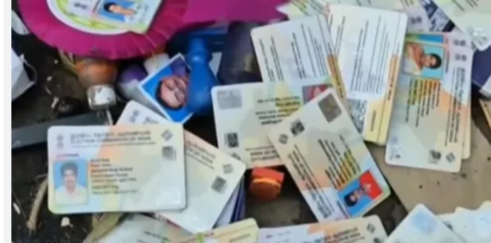 குப்பை வண்டியில் கட்டுக்கட்டாக வாக்காளர் அடையாள அட்டைகள்... பெரும் பரபரப்பு!