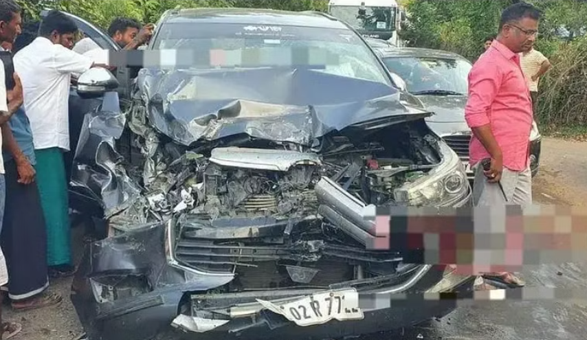 தனியார் பேருந்தில் மோதி அப்பளமாக நொறுங்கிய கார்!!