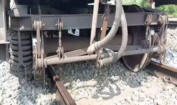 சரக்கு ரயில் தடம்புரண்டு விபத்து: 8 பெட்டிகள் சேதம் - டெல்லி-பாட்னா வழித்தடத்தில் போக்குவரத்து பாதிப்பு!