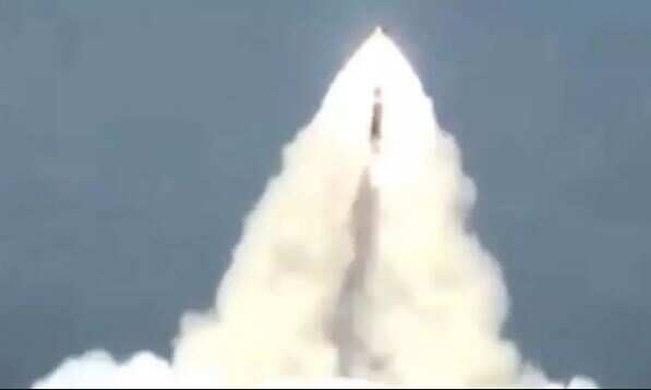 இந்தியா சாதனை... நீருக்கடியில் இருந்து பாய்ந்து 3,500 கி.மீ. இலக்குகளைத் தாக்கும் ஏவுகணை சோதனை வெற்றி!