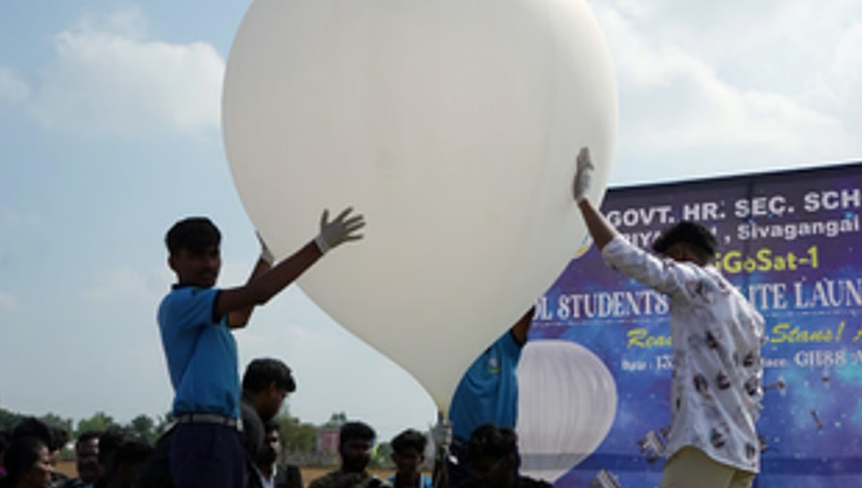 பள்ளி மாணவர்கள் அசத்தல் சாதனை... விண்ணில் ஏவிய சிறிய ரக செயற்கைக் கோள்!