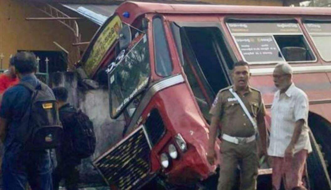 அதிகாலையில் கோர விபத்து.. தாறுமாறாய் அலைகழிந்த பேருந்து... 13 பேர் படுகாயம்!