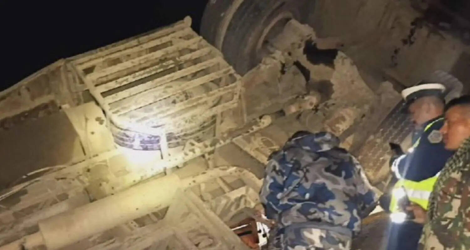 நேபாளத்தில் பேருந்து ஆற்றில் கவிழ்ந்து 18 பேர் பலி, பலர் படுகாயம்!