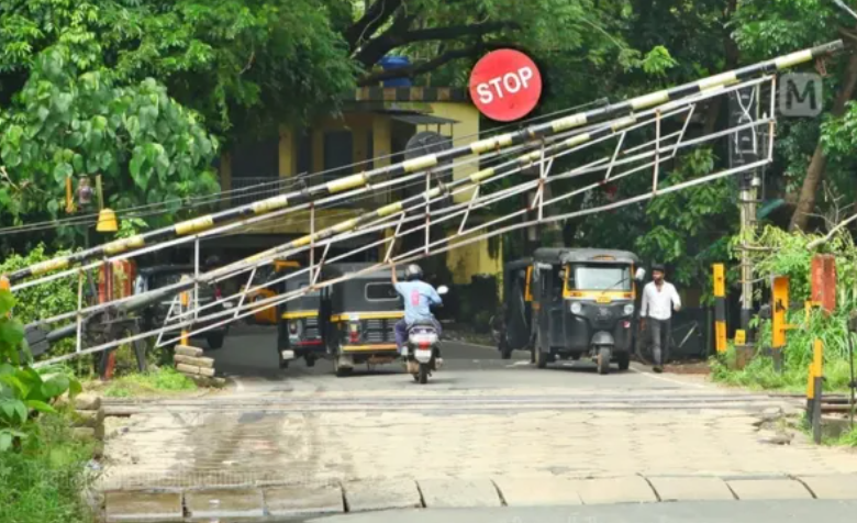 ரயில்வே கேட்டை கடக்க முயன்றால் லைசென்ஸ் கட்... மோட்டார் வாகனத் துறை அதிரடி!