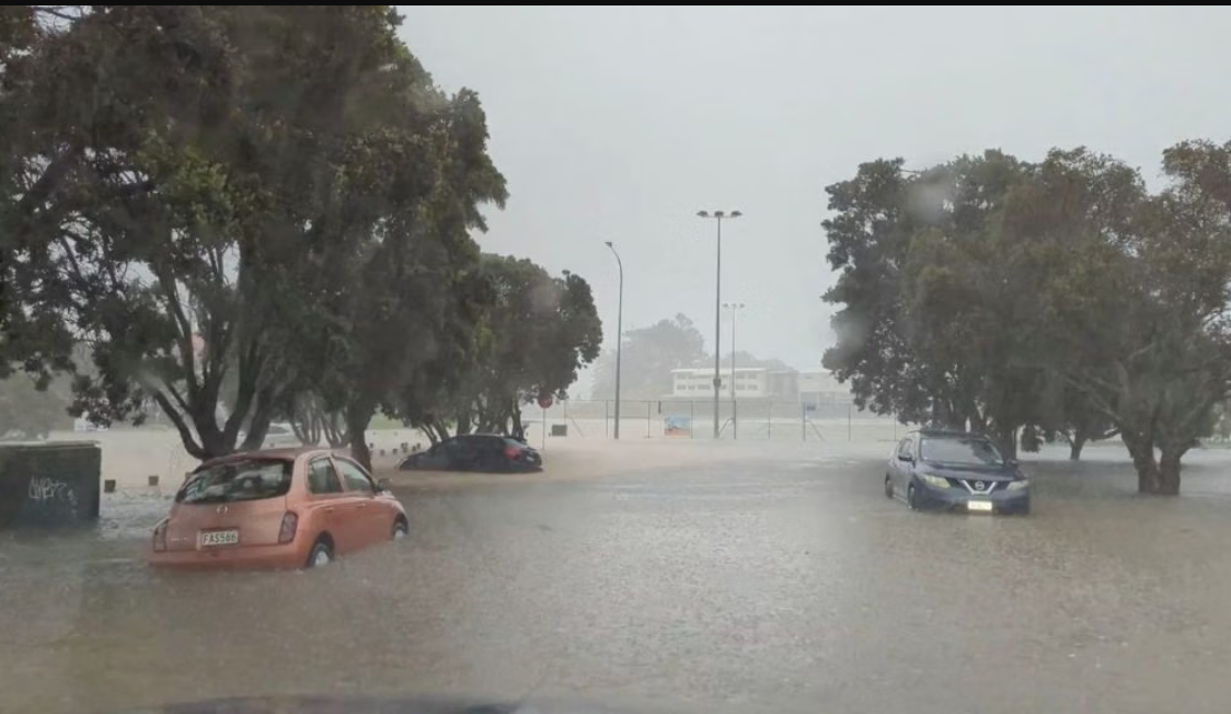 நியூசிலாந்தை புரட்டிப்போட்ட கோரப் புயல்... 5 பேர் பரிதாப பலி ... 90 விமான சேவைகள் அதிரடி ரத்து!