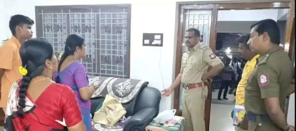 மகள் திருமணத்திற்காக வைத்திருந்த 70 சவரன் நகை கொள்ளை.. கதறும் ஓய்வு பெற்ற பேராசிரியர்..!