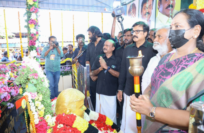 விஜயகாந்த் நினைவிடத்தில் பிரேமலதா விஜயகாந்த் கண்ணீர் அஞ்சலி!