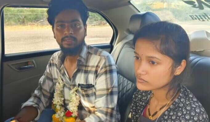 சினிமா பாணியில் பரபரப்பாக நடந்த திருமணம்.. காரில் காதலிக்கு தாலி கட்டிய காதலன்..!!