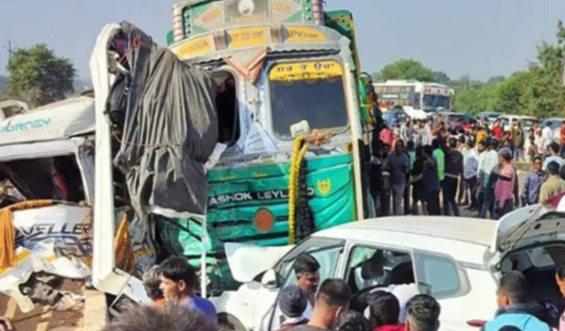 கோர விபத்து... லாரியும் காரும் நேருக்கு நேர் மோதல்... 8 பேர் பலி, 13 பேர் படுகாயம்!