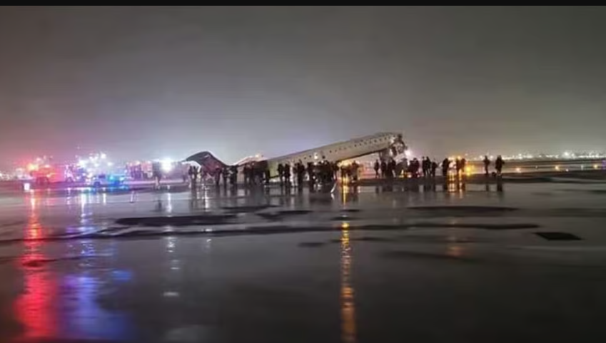 விமான ஓடுதளத்தில் தீயணைப்பு வாகனம் மீது மோதி 2 பேர் பலி.... தரையிறங்கும் போது சோகம்!