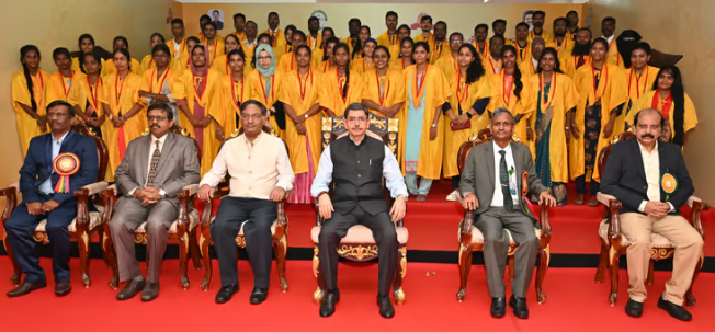 நெகிழ்ச்சி... மில் வேலைக்கு வந்தவர்களை பட்டதாரிகளாக மாற்றிய முதலாளி!