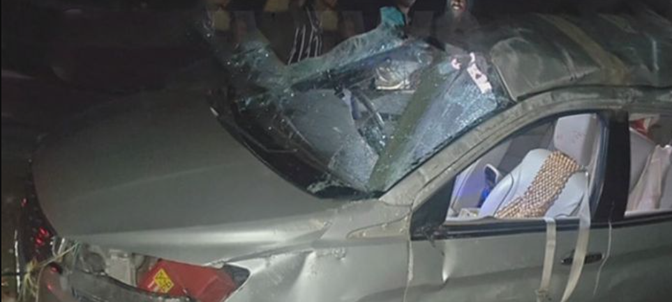 கார் டயர் வெடித்து பயங்கர விபத்து… பெண் பலி!