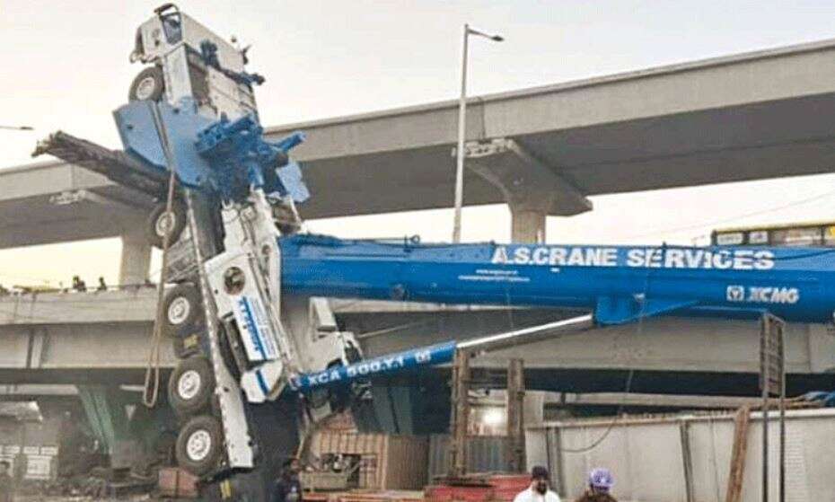 பெங்களூரில் மெட்ரோ பணியின்போது ராட்சத கிரேன் கவிழ்ந்து விபத்து - நூலிழையில் உயிர்தப்பிய டிரைவர்!