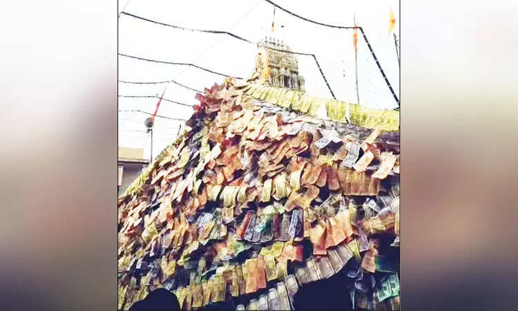 ரூபாய் நோட்டுகளால் பல்லக்கில் வந்த சாமிகளுக்கு மாலை !