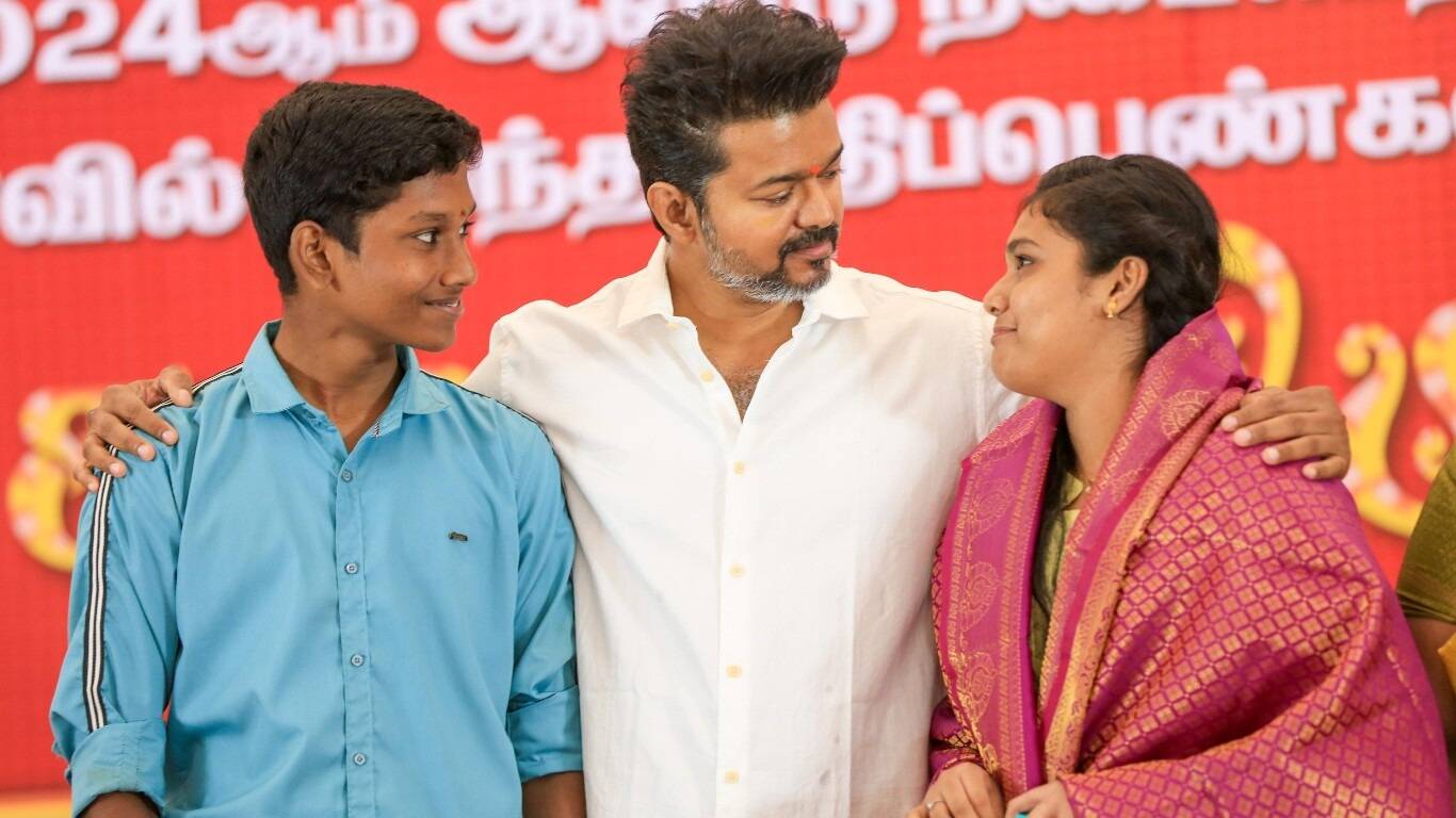 3 மாணவிகளுக்கு வைர கம்மல்; மாணவர்களுக்கு வைர மோதிரம்... நடிகர் விஜய் அசத்தல் பரிசு!