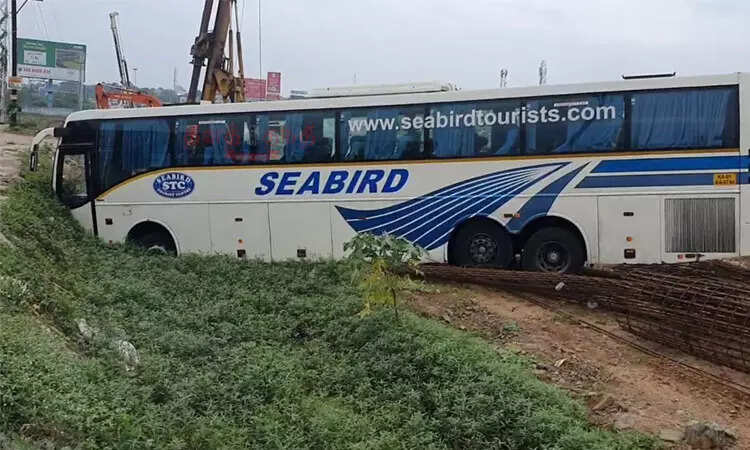 பள்ளத்தில் பாய்ந்த ஆம்னி பேருந்து!! 10 பேர் படுகாயம்!!