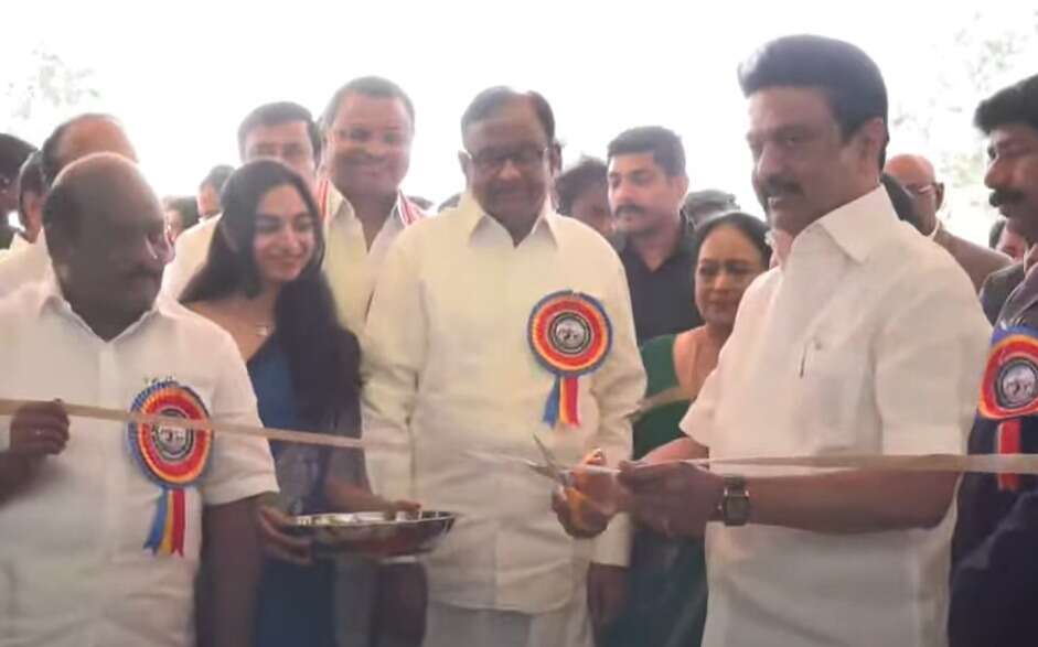 காரைக்குடியில் வளர் தமிழ் நூலகம்... முதல்வர் மு.க.ஸ்டாலின் திறந்து வைத்தார்!