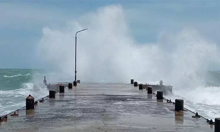 சுற்றுலாப் பயணிகளுக்கு தடை!! ராட்சத அலைகளால் சீறும் கடல்!!