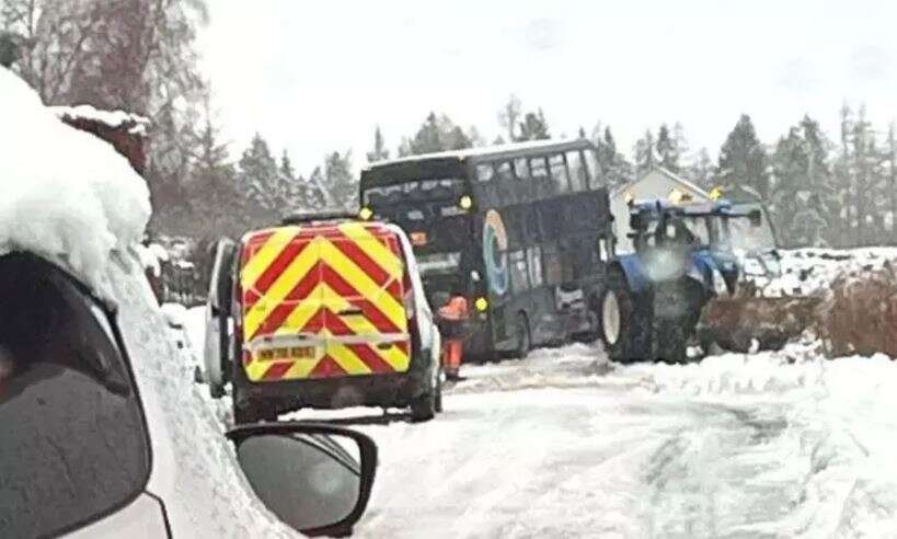ஸ்காட்லாந்தில் கடும் பனிப்பொழிவு... சாலைகளில் கார் மோதி விபத்து.. 100க்கும் மேற்பட்ட பள்ளிகள் மூடல்!