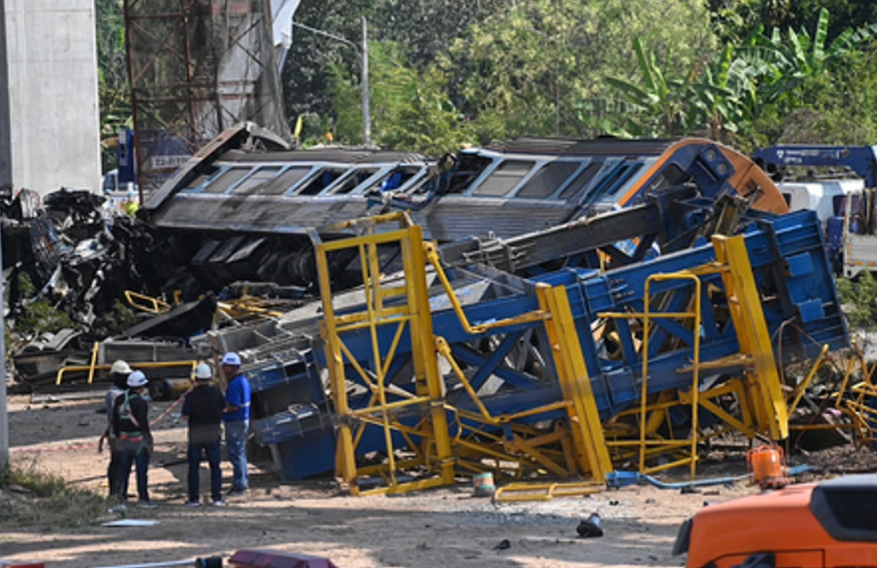 ரயில் மீது கிரேன் விழுந்து கோர விபத்து... 30 பேர் பலி!