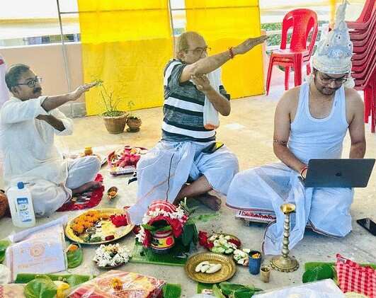 இது என்ன கல்யாண மாப்பிள்ளைக்கு வந்த சோதனை… திருமண கோலத்துடன் லேப்டாப்பில் வேலை செய்யும் புது மாப்பிள்ளை..!!!