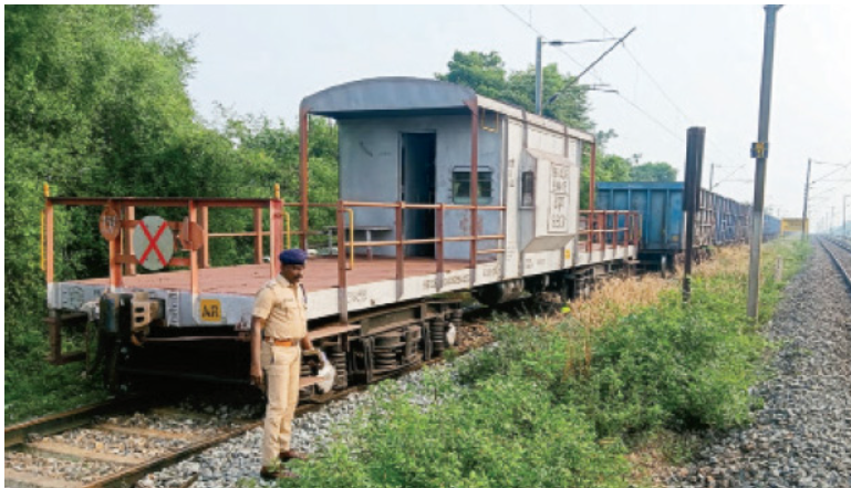 தடம் புரண்ட சரக்கு ரயில்... தண்டவாளத்தை விட்டு விலகிய சக்கரங்கள்...!