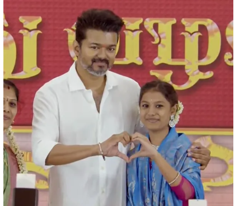 மாணவர்களுக்கு வைர மோதிரம் .... விஜய் அட்ராசிட்டி!