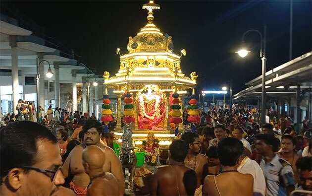 திருச்செந்தூரில் புரட்டாசி கிருத்திகை விழா... தங்கத்தேரில் ஜெயந்திநாதர் வீதி உலா!